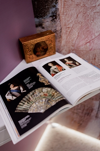 Бьюти-дайджест: десятилетие красной помады Romanovamakeup, коллаборация Эрмитаж и «М.Косметик», новогодняя благотворительная акция в MA AND MI и TEKSTURA фото № 2