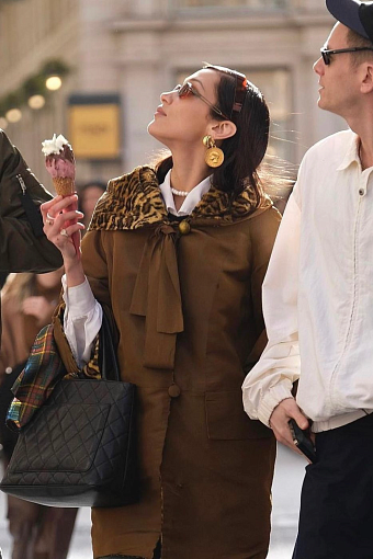 Белла Хадид в винтажном пальто с леопардовой подкладкой. Фото: @datewithversace фото № 9