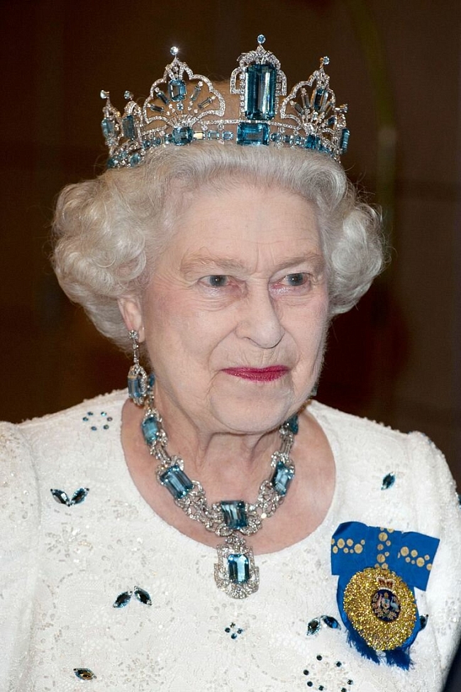 Елизавета II с серьгами с аквамаринами (фото: @rainhadoreinounido) фото № 7