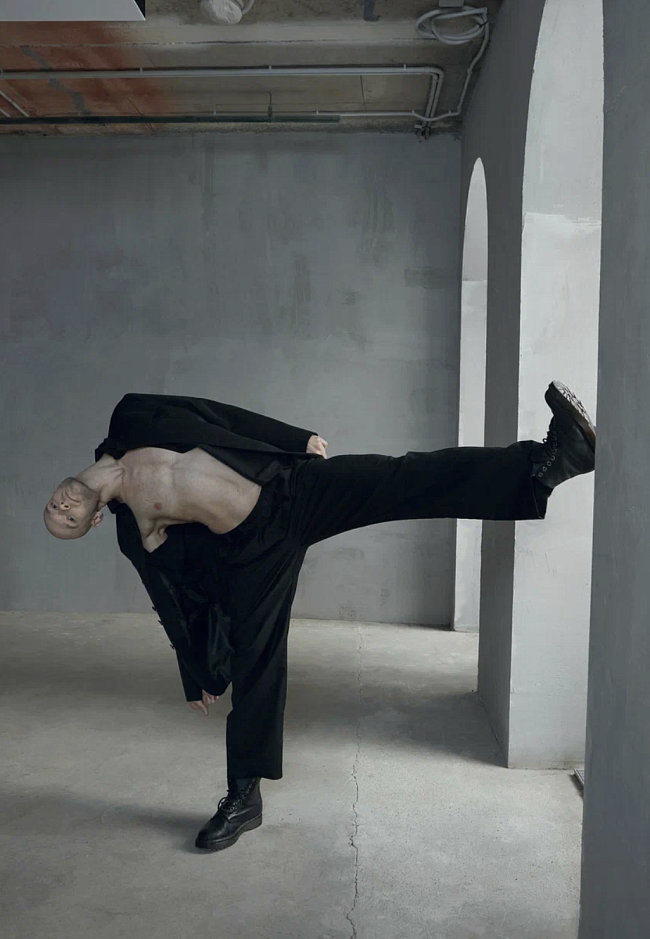 На Романе Осипове: пиджак, рубашка, брюки, все — Red September; ботинки, собственность героя фото № 3