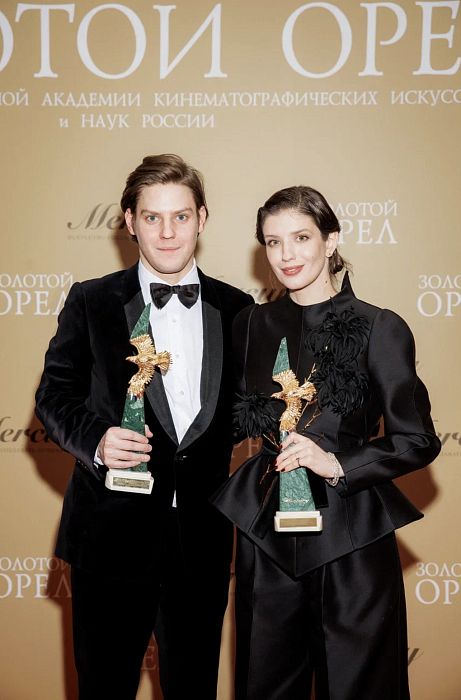 Павел Табаков и Аня Чиповская в Maison Bohemique и украшениях Mercury из коллекции Classic фото № 5