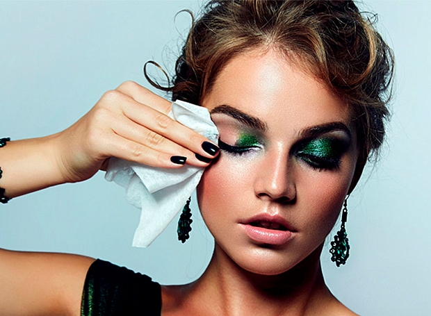 Пенится, отшелушивает и очищает: 5 лучших салфеток для снятия макияжа