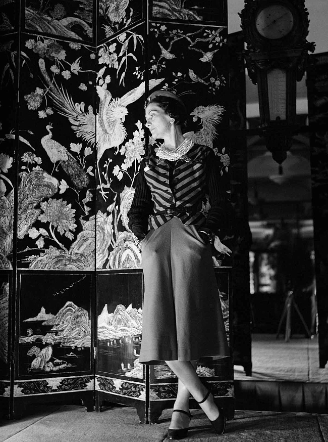 Коко Шанель у коромандельской ширмы в своей квартире на рю Кмбон (1937) фото № 1