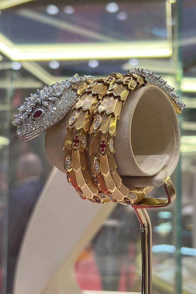 Bulgari на выставке Doha Jewellery & Watches 2023 фото № 2