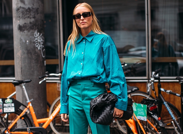 Бирюзовый — любимый оттенок героинь стритстайла на Неделе моды в Копенгагене. Вот 10 вещей цвета морской волны
