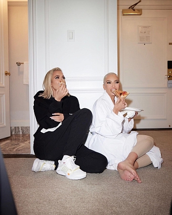 Ким и Хлои Кардашьян едят пиццу, сидя на полу в гостинице. Фото: @kimkardashian фото № 5