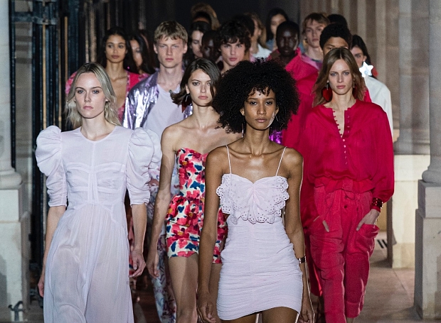 Неделя моды в Париже: принты, длина мини и блестящие ткани на показе Isabel Marant весна-лето — 2021