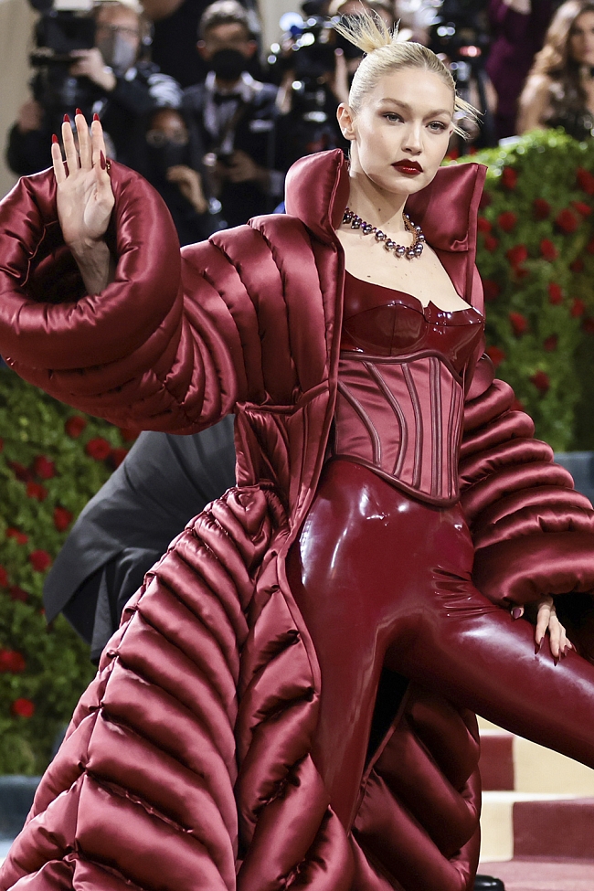 Джиджи Хадид в Versace фото № 6