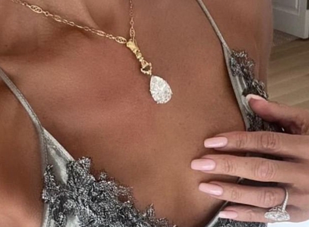 Сколько стоит роскошное ожерелье Виктории Бекхэм, которое она надела на свадьбу сына