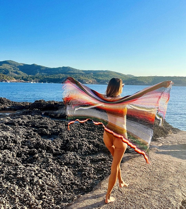 Алессандра Амбросио повторила свою любимую позу с показов Victoria's Secret на пляже Ибицы. Фото: @alessandraambrosio фото № 4