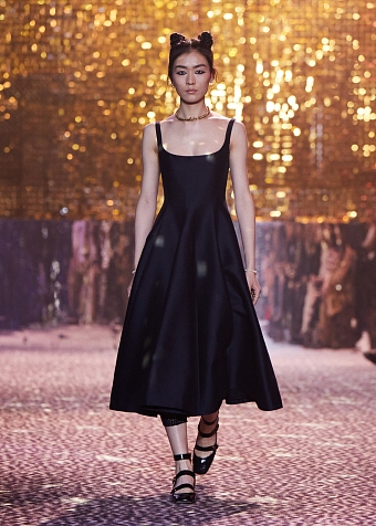 Будущей осенью мы будем носить леопардовый принт и пайетки, как на сегодняшнем показе Dior Pre-Fall 2021 в Шанхае фото № 8