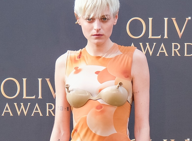 Эмма Коррин в ироничном бра-шариках и другие гости главной британской театральной премии Olivier Awards