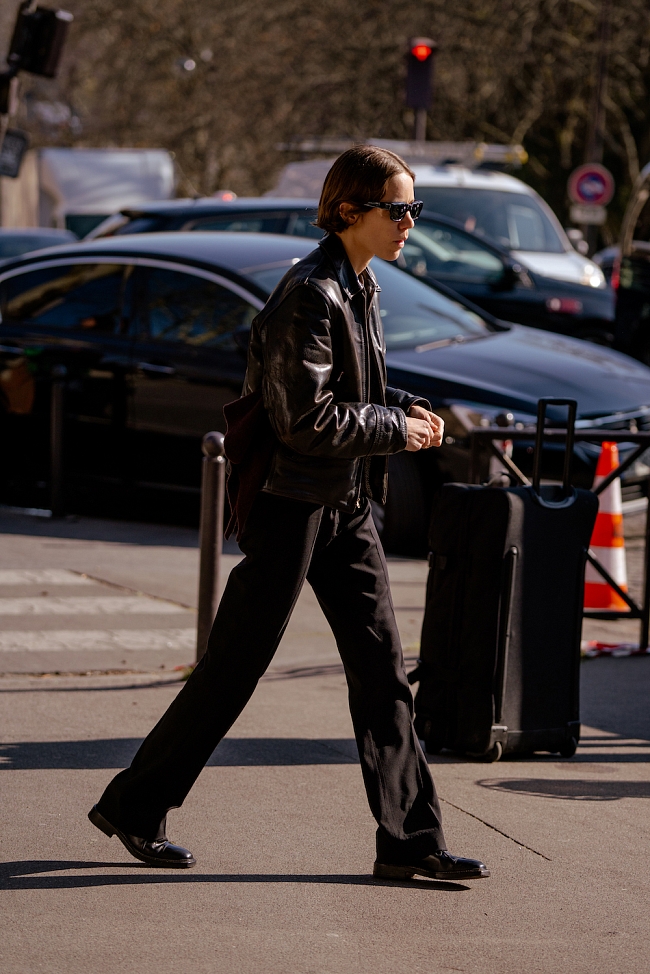 Стритстайл на Неделе моды в Париже сезона осень-зима 2022/23 фото № 10