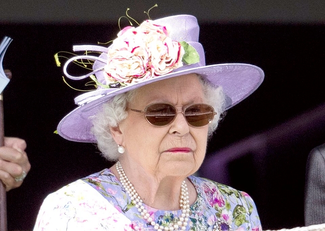 Королевский тренд: Елизавета II в самых модных очках этого сезона фото № 1
