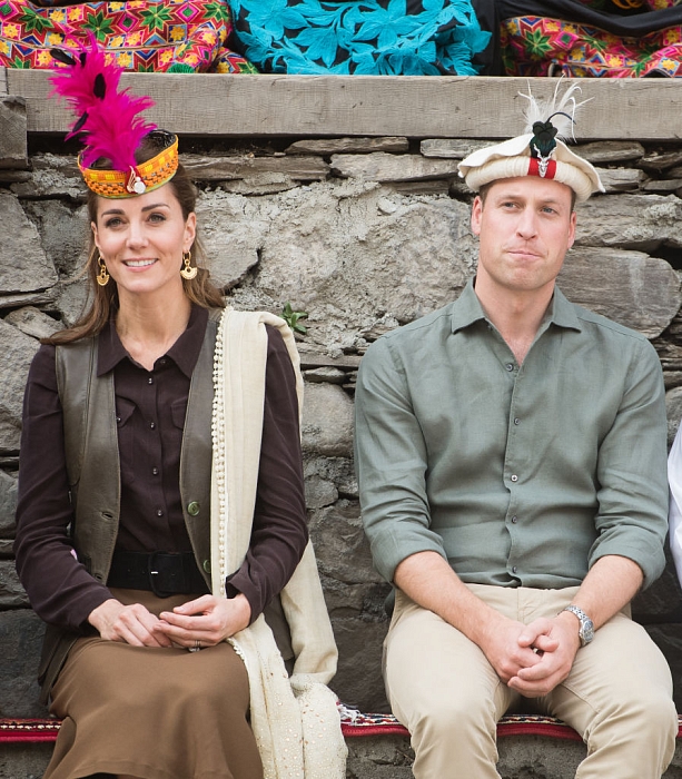 Кейт Миддлтон и принц Уильям примерили этнические головные уборы на встрече с гималайцами фото № 4