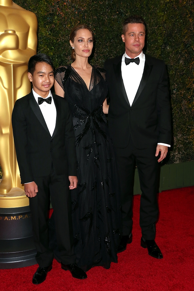 Анджелина Джоли и Брэд Питт с сыном Мэддоксом, 2016 фото № 2