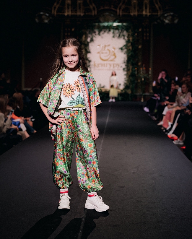 «Кенгуру» провели показ модной детской одежды весна-лето 2021 фото № 10
