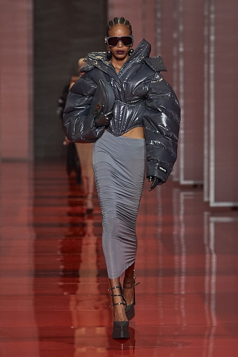 Корсетные платья на показе Versace осень-зима 2022/23 фото № 4