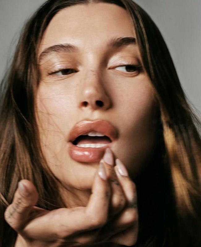 Toasty glam makeup. Как выглядит идеальный «запеченный» макияж на лето-2025, который повторила даже Хейли Бибер фото № 4