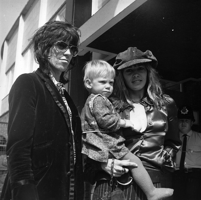 Кит Ричардс, Анита Палленберг и их сын Марлон, 1970 год фото № 16