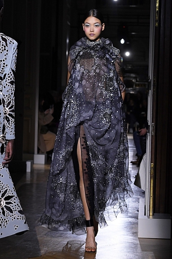 Платья мечты: как прошел показ Valentino Haute Couture весна-лето 2020 фото № 10