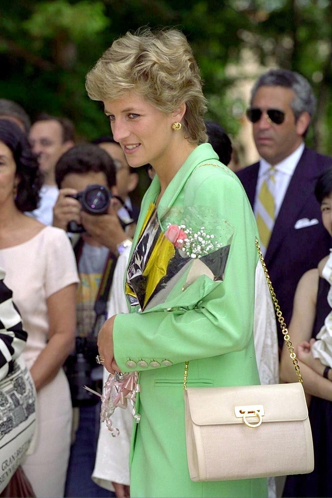 Принцесса Диана с сумкой Salvatore Ferragamo, 1995 год фото № 3