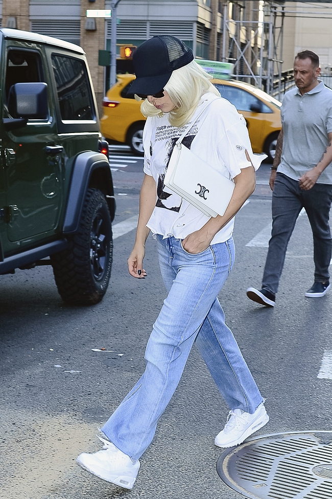 Постройневшая Леди Гага была замечена в Нью-Йорке в очень стильном образе фото № 1