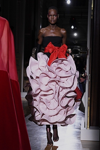 Платья мечты: как прошел показ Valentino Haute Couture весна-лето 2020 фото № 13