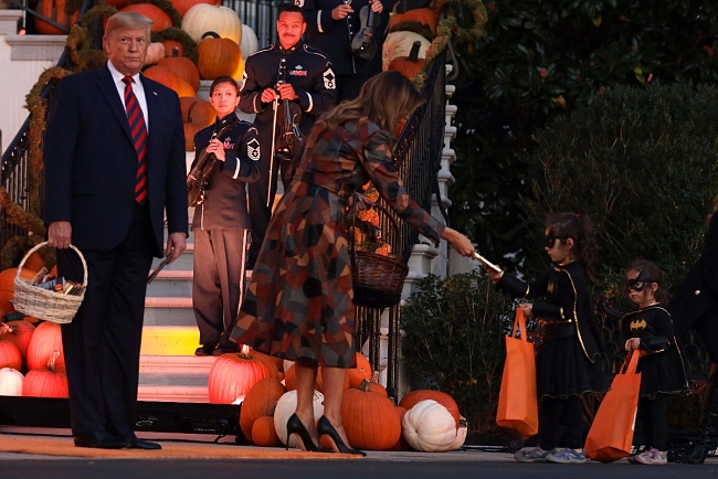 Тренд осени: где найти кожаное пальто, как у Мелании Трамп фото № 2