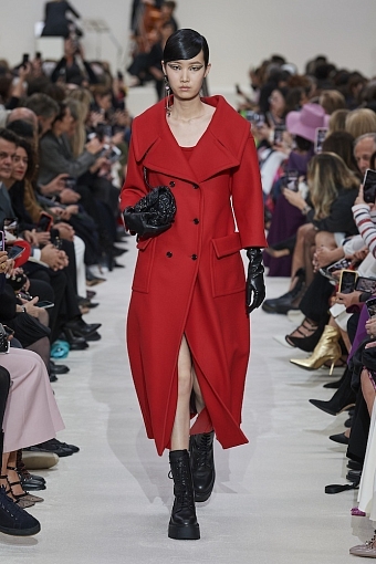 Черные тотал-луки, фирменный красный и новые сумки на показе Valentino фото № 7