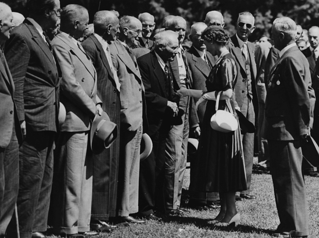 Елизавета II приветствует ветеранов Первой Мировой войны, 1954 год. фото № 3
