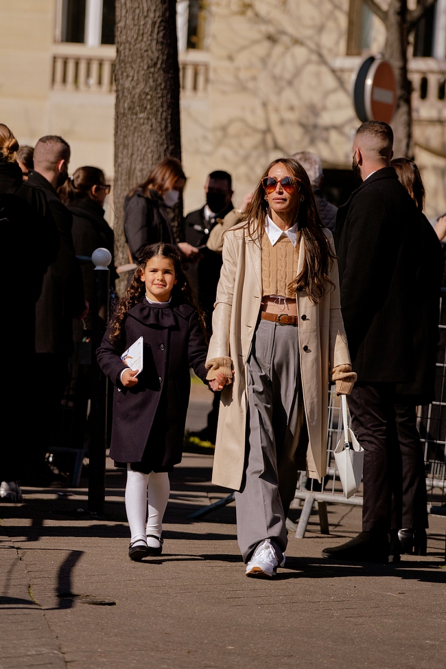Хлое Аруш с дочерью на Неделе моды в Париже сезона осень-зима 2022/23 фото № 6