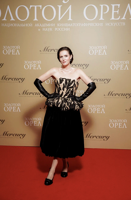 Рената Пиотровски в Alena Akhmadullina и украшениях Mercury из коллекции Classic фото № 10