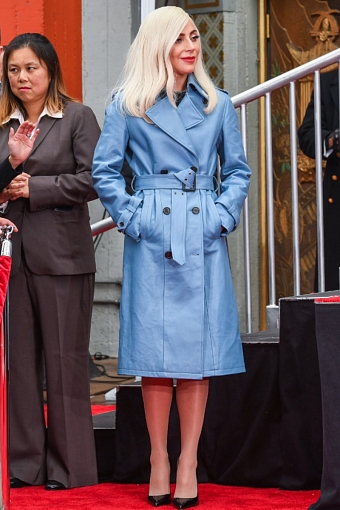 Образ дня: Леди Гага в самом модном тренче сезона — кожаном фото № 2