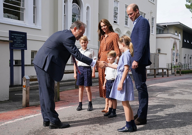 Кейт Миддлтон и принц Уильям провожают детей в школу фото № 3