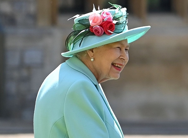 Фото дня: Королева Елизавета II посвятила 100-летнего Тома Мура в рыцари (очень трогательно)