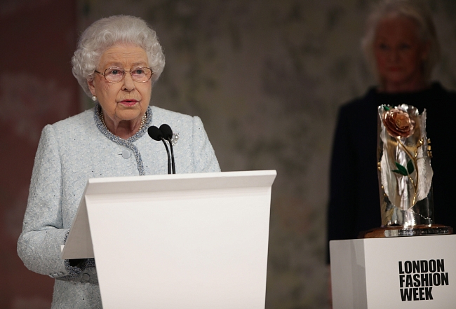 Королева Елизавета II на Неделе моды в Лондоне, 2018 год фото № 1