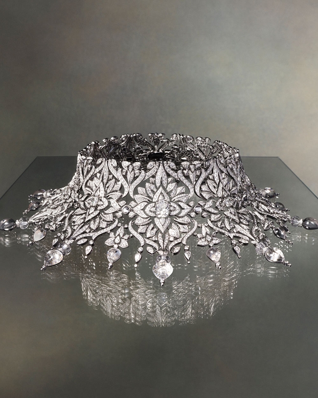 Колье-трансформер Boucheron New Maharani из белого золота с бриллиантом огранки «кушон» фото № 3