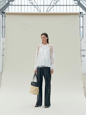 Блуза Chloé, брюки Nanushka, сумка Saint Laurent, босоножки Saint Laurent фото № 33