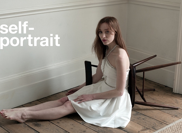 Звезда «Бриджертонов» Фиби Дайневор стала лицом новой рекламной кампании Self-Portrait