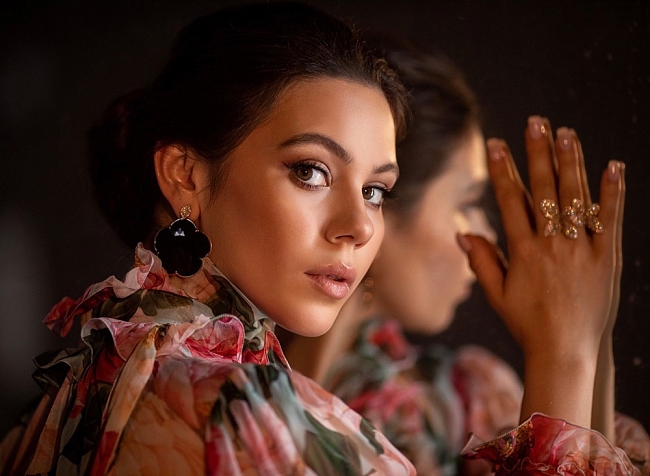 Елена Ильиных в блузке Dolce & Gabbana и украшениях Pasquale Bruni фото № 2