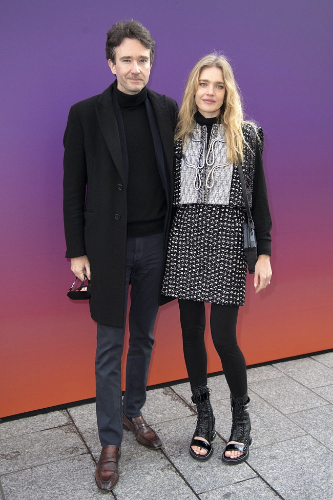 Наталья Водянова и Антуан Арно на показе Louis Vuitton осень-зима 2022/23 фото № 6