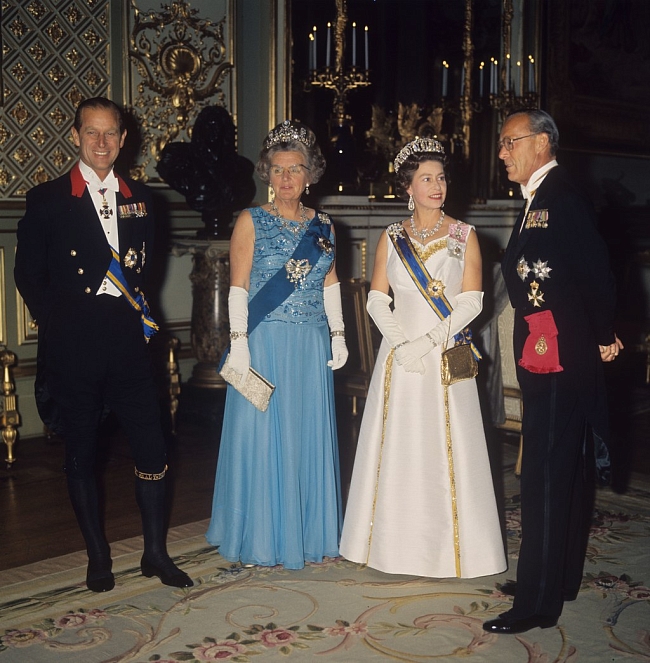Елизавета II отречется от трона: самые запоминающиеся образы королевы фото № 7