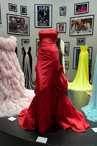 Платье Энн Хэтауэй на выставке Forever – Valentino в Дохе фото № 19