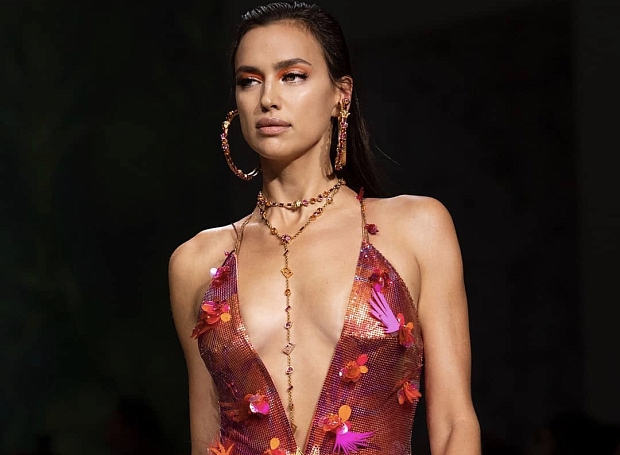 Дженнифер Лопес, сочетание сексуальности и повседневности на показе Versace SS 2020