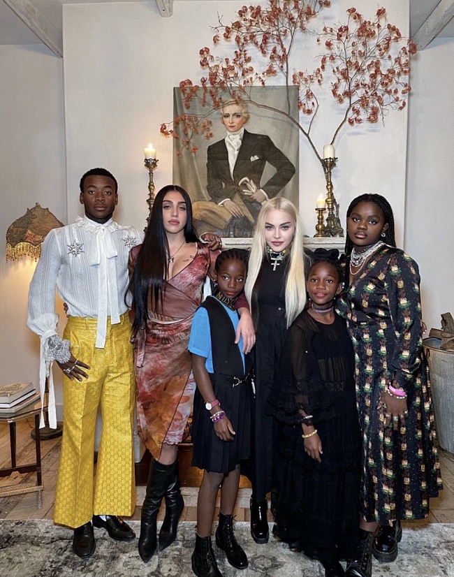 Мадонна в окружении своих детей, фото: @madonna фото № 1