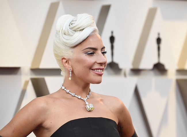 Леди Гага на премии «Оскар — 2019» в колье с желтым бриллиантом «Тиффани» фото № 1