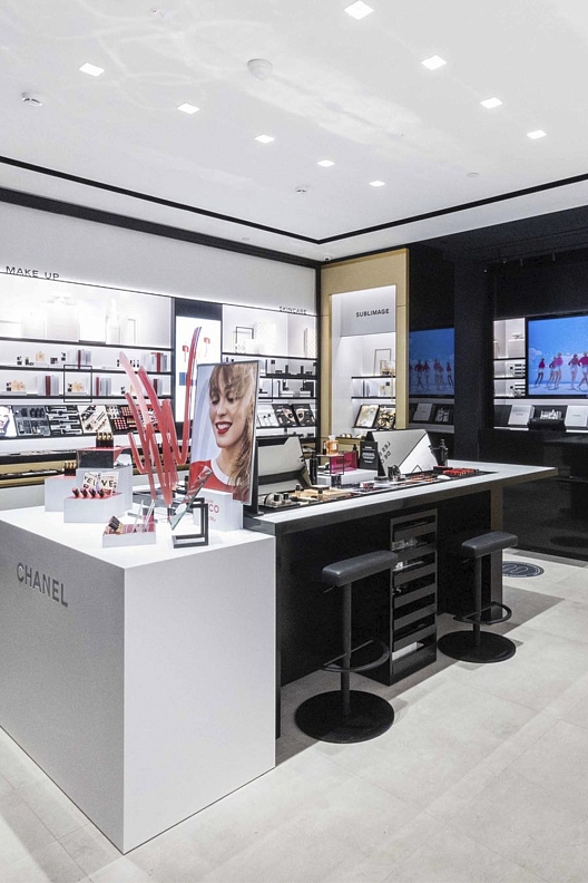 В ТРК «VEGAS Крокус Сити» открылся парфюмерно-косметический бутик Chanel