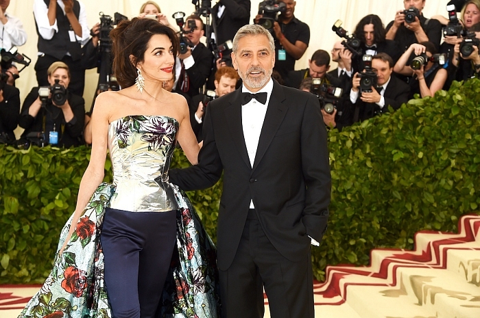 Сияющая Амаль Клуни на Met Gala 2018 фото № 5