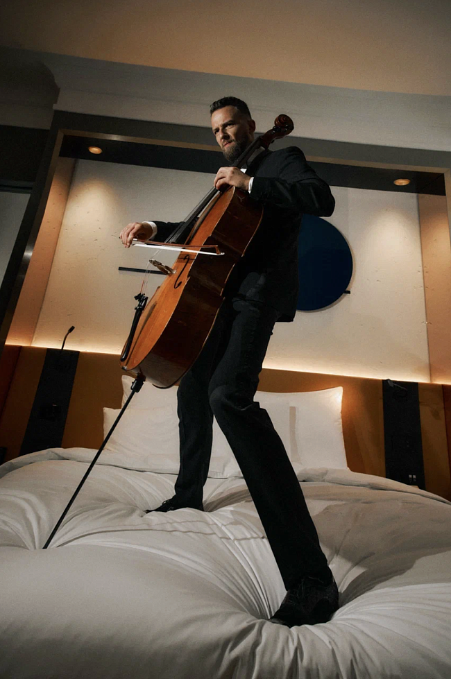 На Александре Рамме: смокинг, рубашка, брюки, ботинки, все — собственность героя фото № 6